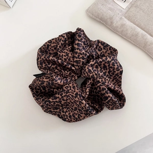 Primer plano de coletero de satén con estampado de leopardo y pliegues elegantes