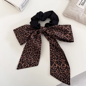 Elegante coletero con estampado de leopardo y cintas largas para peinados de mujer