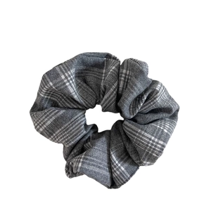 Chouchou classique à carreaux gris et blancs avec texture plissée pour la coiffure