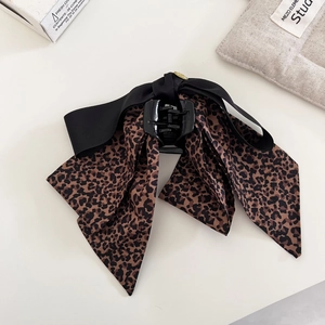 Elegante pinza para el pelo con lazo de leopardo en satén negro y detalle dorado