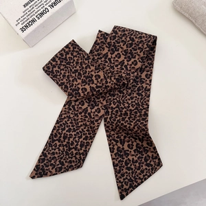 Primer plano de un pañuelo de satén con estampado de leopardo y textura de seda suave