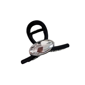 Pince à cheveux minimaliste noire en métal avec accent argenté poli sur fond blanc