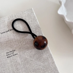 Gros plan sur l'élastique à cheveux avec boule motif écaille de tortue polie