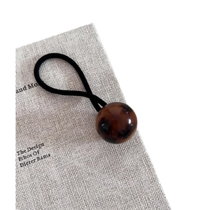 Élastique à cheveux avec perle motif écaille de tortue et élastique noir élégant