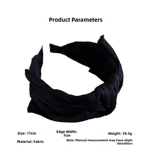 Détail d'un serre-tête en tissu noir avec nœud, montrant les dimensions 17 cm et 7 cm