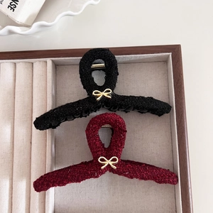 Eleganti mollette per capelli in tweed con fiocco rosso e nero e dettagli dorati lucidi
