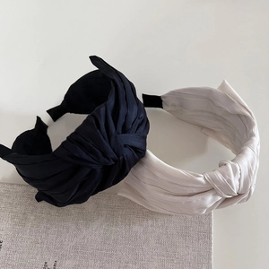 Serre-tête large à nœud élégant en noir et beige avec texture de soie minimaliste