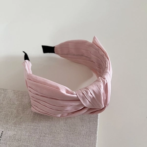 Serre-tête élégant en tissu rose avec nœud croisé et texture en mousseline plissée