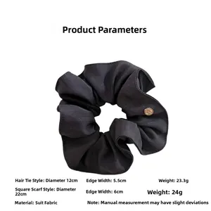 Détail d'un chouchou en tissu rayé de haute qualité avec un emblème en métal doré rond