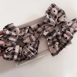 Vintage Gingham Plaid Scrunchies For Women Fabric Hair Tie With Bow Metal Heart Pendant Sweet Pleated Ponytail Holders