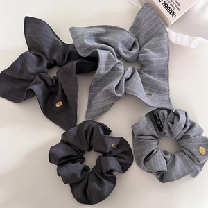 Chouchous Élégants en Tissu Rayé pour Femmes Étiquette en Métal Doré Élastiques à Cheveux Style Coréen Minimaliste Accessoires