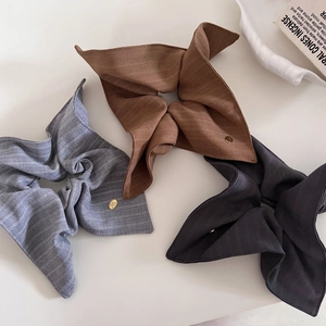 Chouchous à rayures avec nœuds et logos dorés en gris, marron et noir chic