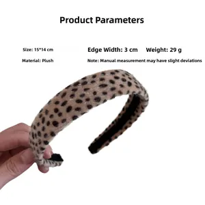 Vue détaillée du serre-tête en peluche léopard montrant la largeur de 3cm et les dimensions