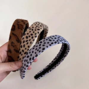 Gros plan détaillé de trois serre-têtes à motifs léopard et pois avec texture en velours