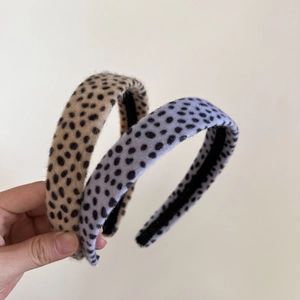 Serre-tête large à motif léopard en peluche beige et violette pour femme