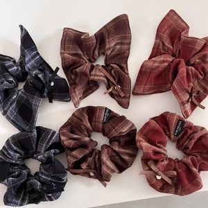 6-piece vintage plaid scrunchies set with bow ribbons and metal heart charms