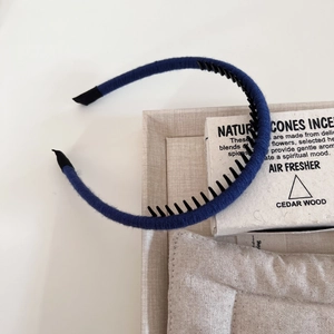 Detail view of the navy blue knitted headband showing the non-slip inner teeth and texture