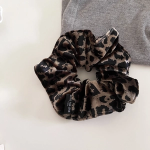 Chouchou en velours à motif léopard classique avec étiquette brodée et finition douce