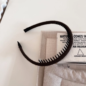 Detail view of coffee brown wool wrapped headband with non-slip inner teeth design