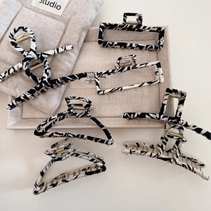 Elegant Women Zebra Pattern Hair Claw Clip Fabric Wrapped Metal Shark Clip For Bun Hair Styling Accessories