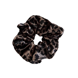 Chouchou en velours imprimé léopard avec étiquette Blind for Love accessoire cheveux
