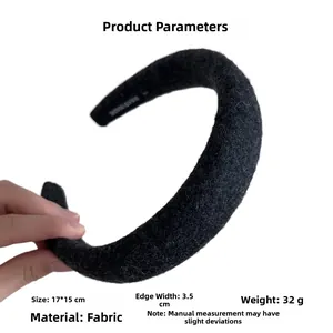 Détail d'un serre-tête rembourré noir avec dimensions et étiquette de fabrication
