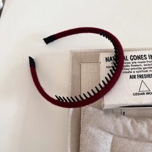 Detailed shot of the burgundy yarn-wrapped headband with anti-slip inner teeth
