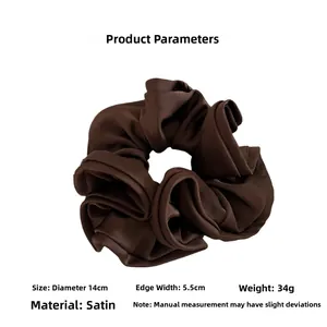 Vue détaillée du chouchou en satin marron foncé montrant le diamètre de 14cm et l'éclat