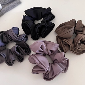 Lot de quatre chouchous élégants en satin de style français pour des coiffures chic
