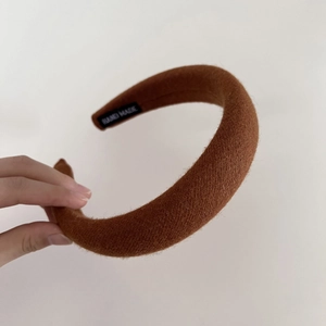Serre-tête épais en laine marron caramel pour un look de coiffure volumineux et chic