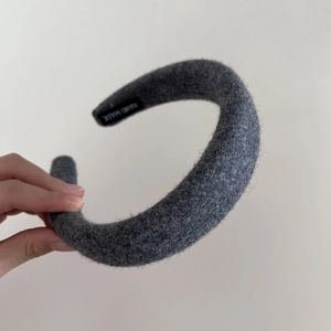 Serre-tête épais en laine grise pour femmes avec étiquette fait main et texture peluche