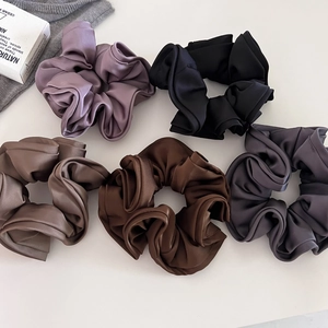 Lot de chouchous élégants en satin de cinq couleurs dont violet et noir pour chignons