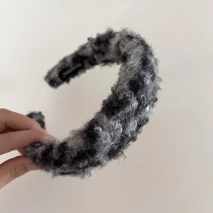 Stylish leopard faux fur headband in black and grey for a warm winter look