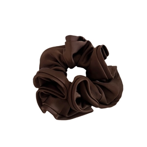 Chouchou élégant en satin marron foncé avec volants pour des coiffures chic