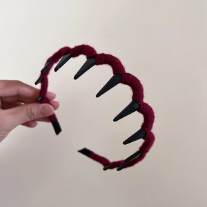 Detail showing the burgundy yarn wrapping and internal non-slip teeth on the headband
