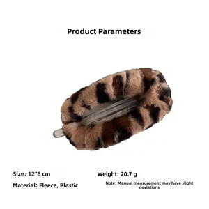 Détail d'une pince à cheveux en peluche léopard avec dimensions de 12x6cm indiquée