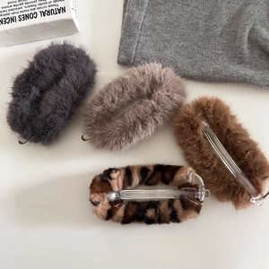 Lot de quatre pinces à cheveux d'hiver en peluche et fausse fourrure pour coiffure élégante