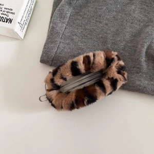 Pince à cheveux banane élégante en peluche léopard avec texture en fausse fourrure
