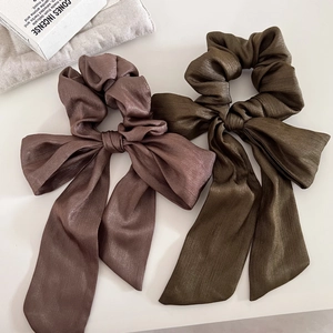 Eleganti elastici per capelli in raso con lunghi nastri in verde oliva e rosa antico