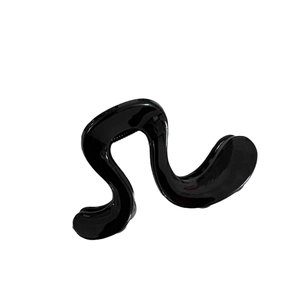 Pince à cheveux noire brillante minimaliste en forme de vague pour queue de cheval