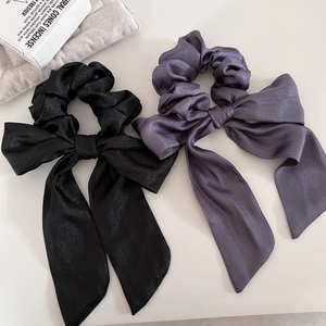 Scrunchie in raso nero e grigio scuro con eleganti nastri e riflessi brillanti