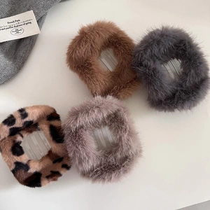 Autumn Winter Warm Plush Hair Claw Clip Leopard Print Faux Fur Shark Clip Retro Hair Catch For Women Fashion Hair Accessories