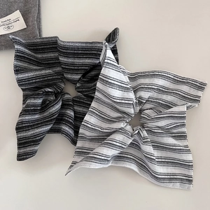 Détail de chouchous rayés en coton et lin avec coutures fines et texture naturelle