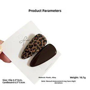 Dettaglio dei fermagli per capelli con stampa leopardata e marrone con misure e trama