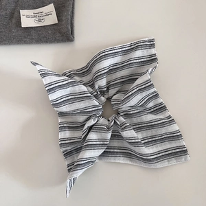 Détail du chouchou en tissu à rayures noires et blanches avec design carré élégant