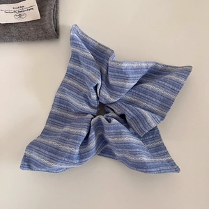 Vue détaillée du chouchou en tissu à rayures bleues et blanches avec texture lin