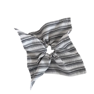 Chouchou minimaliste à rayures noires et blanches avec une texture de tissu de qualité