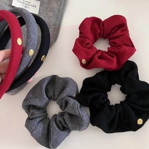 Women Knitted Ribbed Scrunchie And Headband Hair Set With Gold Metal Logo Tag Elegant Elastic Hair Tie For Daily Accessory