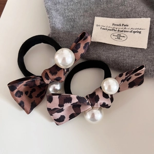 Vintage leopard print bow hair scrunchies with white pearl detail for women hair styling