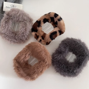 Set of 4 plush leopard and solid color claw clips for autumn and winter hairstyles